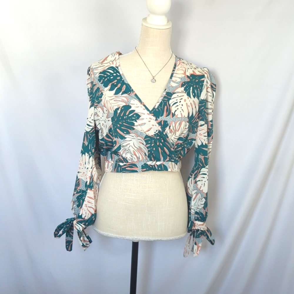NASTY GAL Palm Print Cropped Top  NWT (Size 12) - Picture 1 of 8